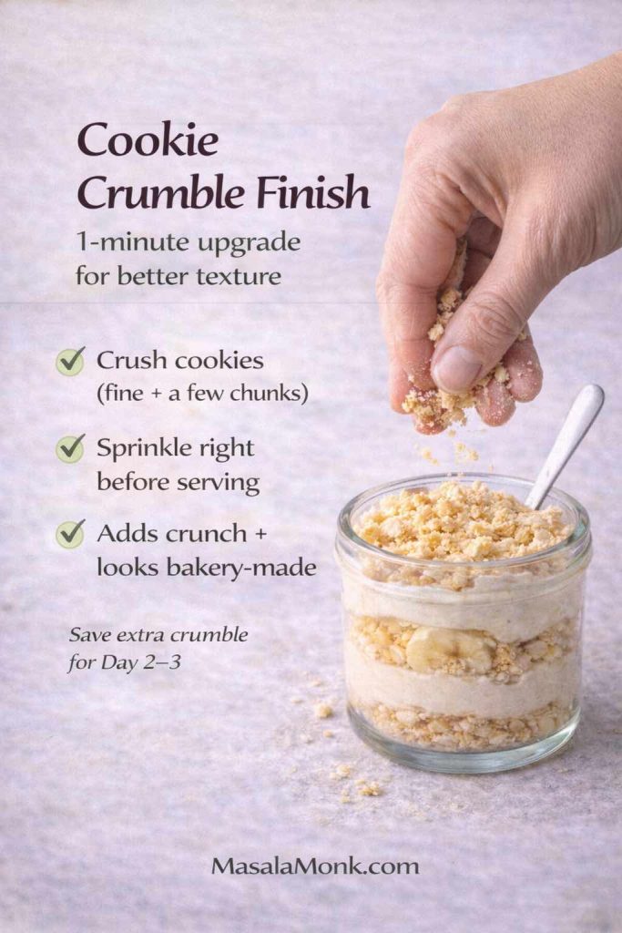 Instructional graphic titled “Cookie Crumble Finish” showing a hand sprinkling crushed vanilla wafer crumbs over a jar of no-bake banana pudding with visible layers. Text overlay says it’s a 1-minute upgrade for better texture: crush cookies (fine plus a few chunks), sprinkle right before serving, and it adds crunch and looks bakery-made. It also notes to save extra crumble for Day 2–3. Footer reads MasalaMonk.com.